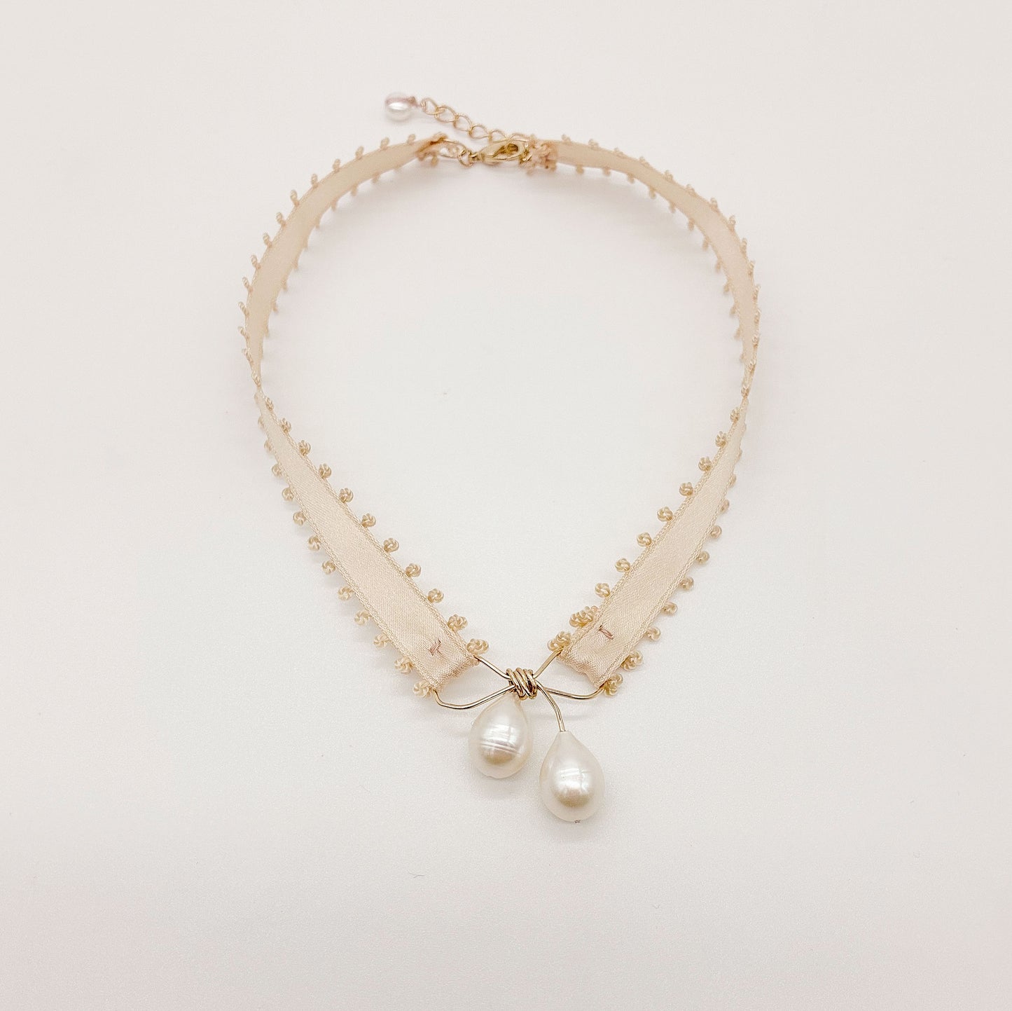 Collier choker Simone— Collier choker ruban picot et perles baroques — Bijou mariée artisanal — Les Majestés