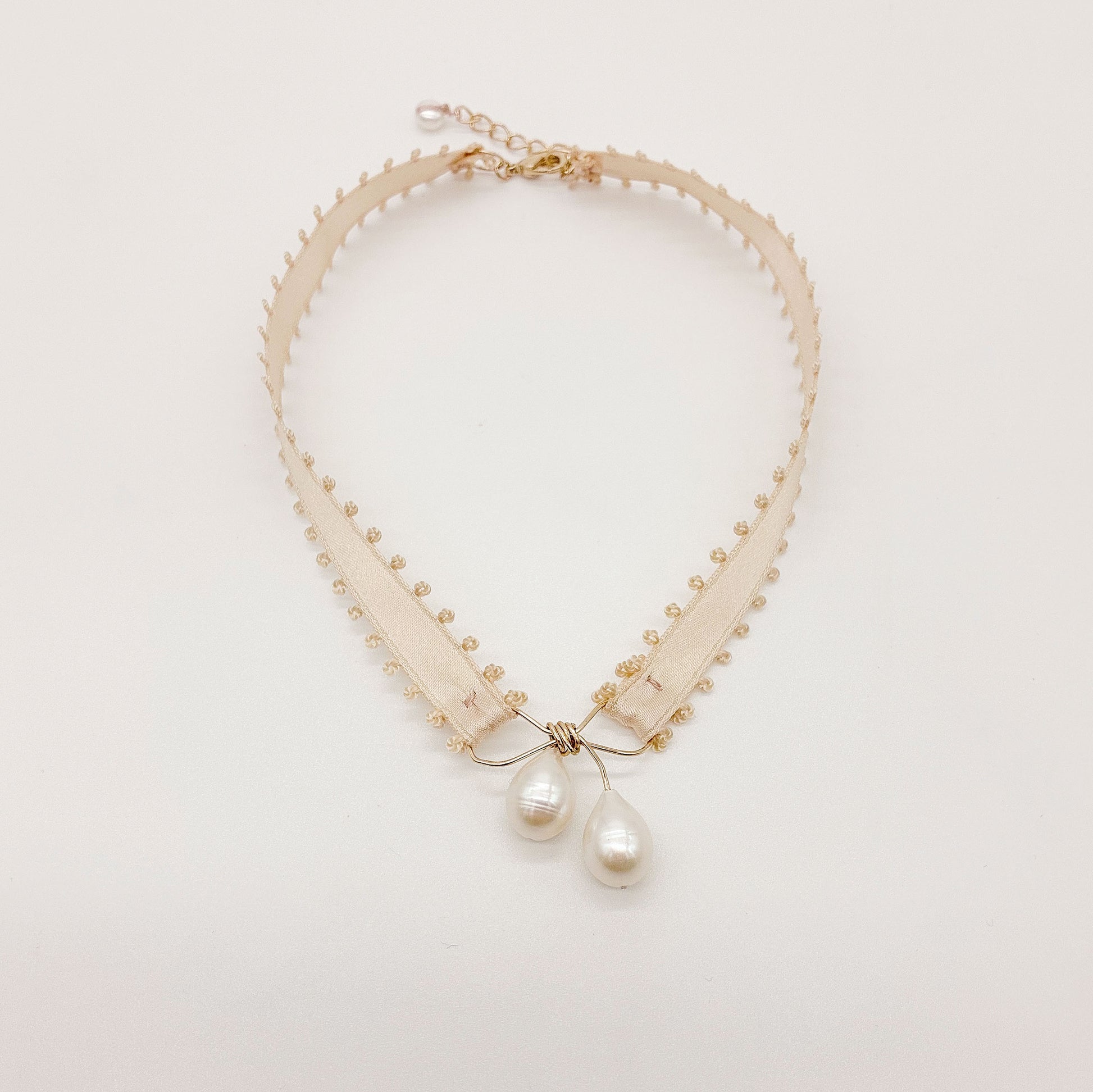Collier choker Simone— Collier choker ruban picot et perles baroques — Bijou mariée artisanal — Les Majestés