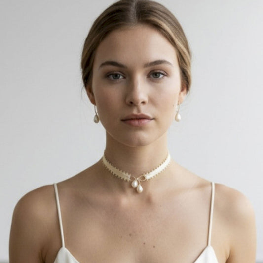 Collier choker Simone— Collier choker ruban picot et perles baroques — Bijou Mariage artisanal —  Vue portée — Les Majestés