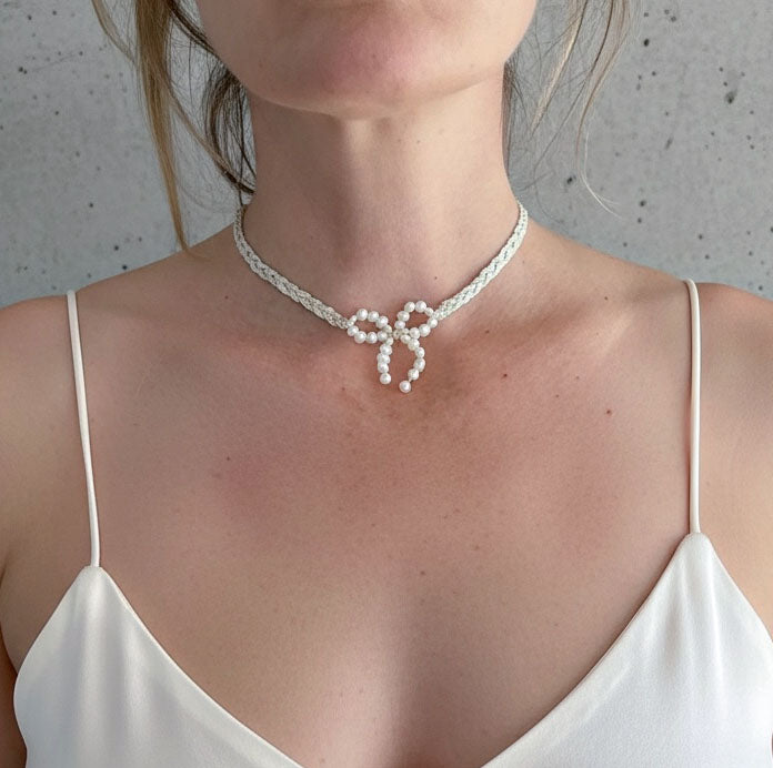 Collier choker Solange — Collier choker ruban tressé & nœud de perles baroques— bijou mariée artisanal — Vue portée  — Les Majestés
