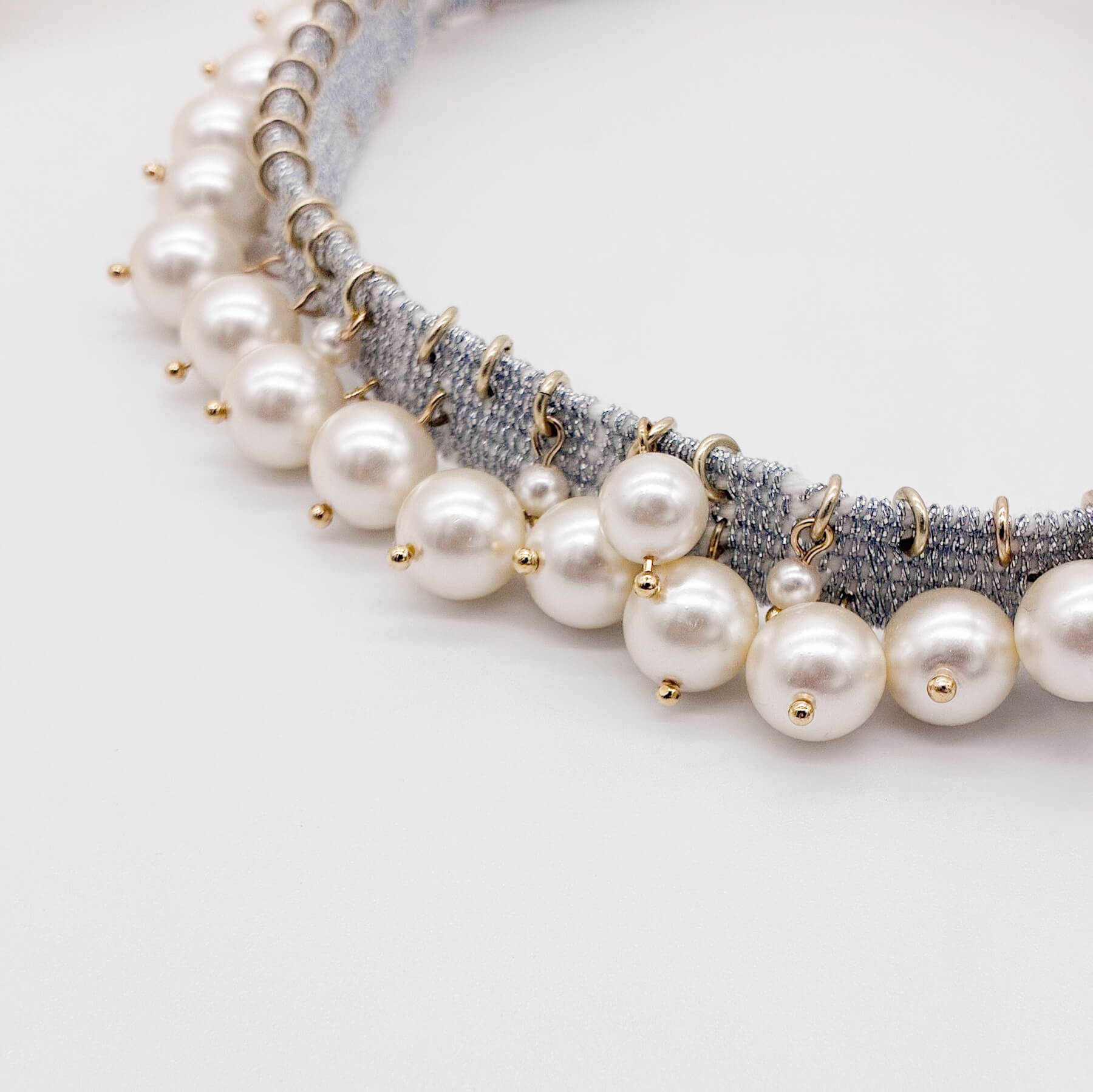 Collier choker Sophie— Collier perles nacrées, tissage & rubans satin — Bijou Couture artisanal —  Vue détail — Les Majestés