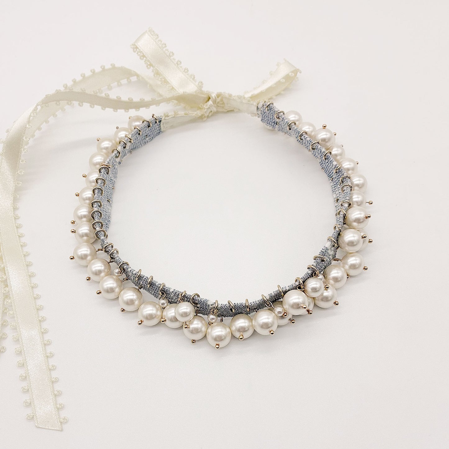 Collier choker Sophie— Collier perles nacrées, tissage & rubans satin — Bijou Couture artisanal — Les Majestés