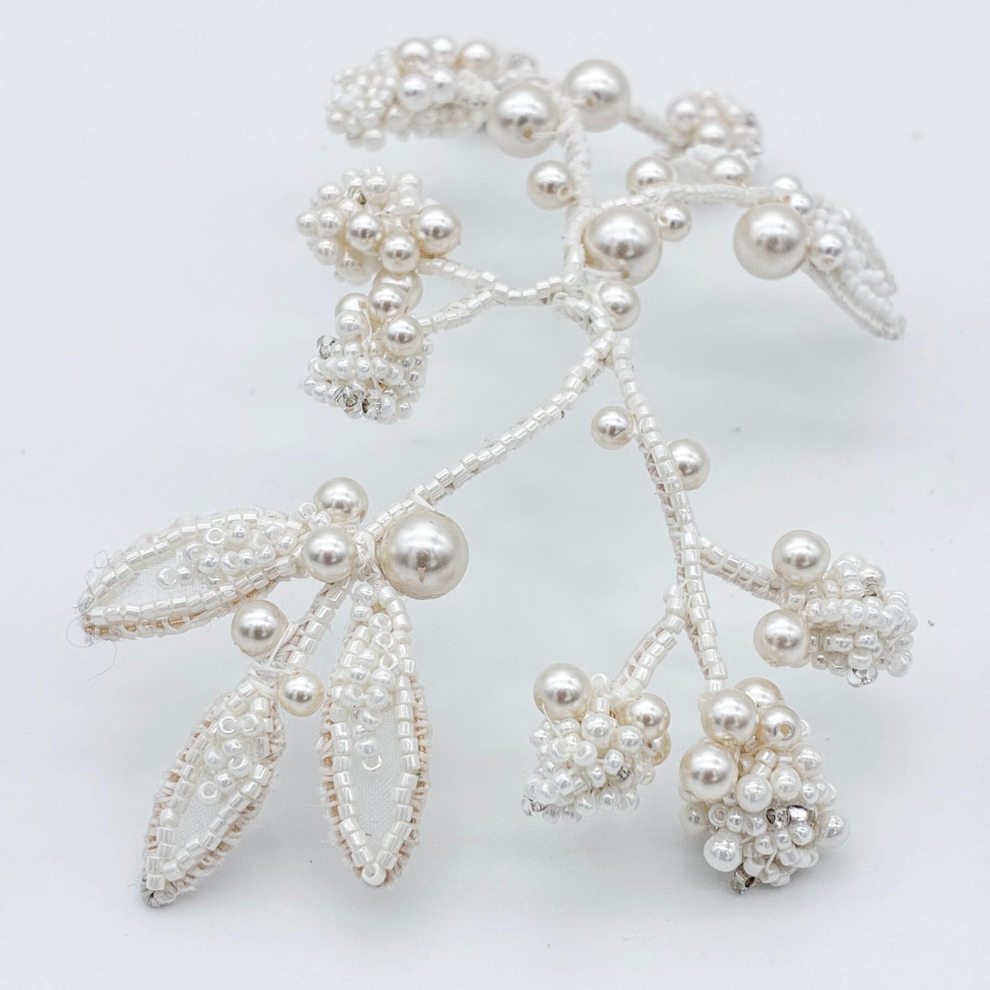 Ornement Claudine — floral brodé perles et soie — Accessoire de cheveux Mariée Couture artisanal  — Les Majestés
