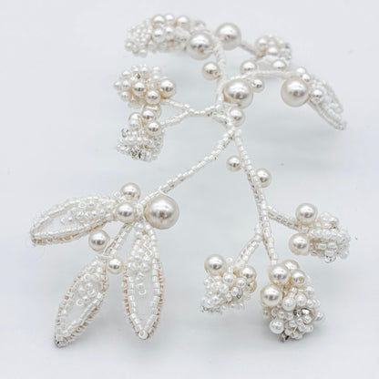 Ornement Claudine — floral brodé perles et soie — Accessoire de cheveux Mariée Couture artisanal  — Les Majestés