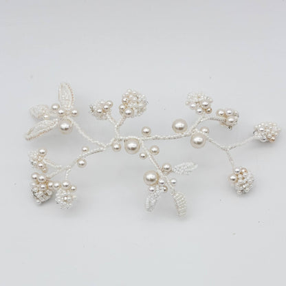 Ornement Claudine — floral brodé perles et soie — Accessoire de cheveux Mariée Couture artisanal —  Les Majestés