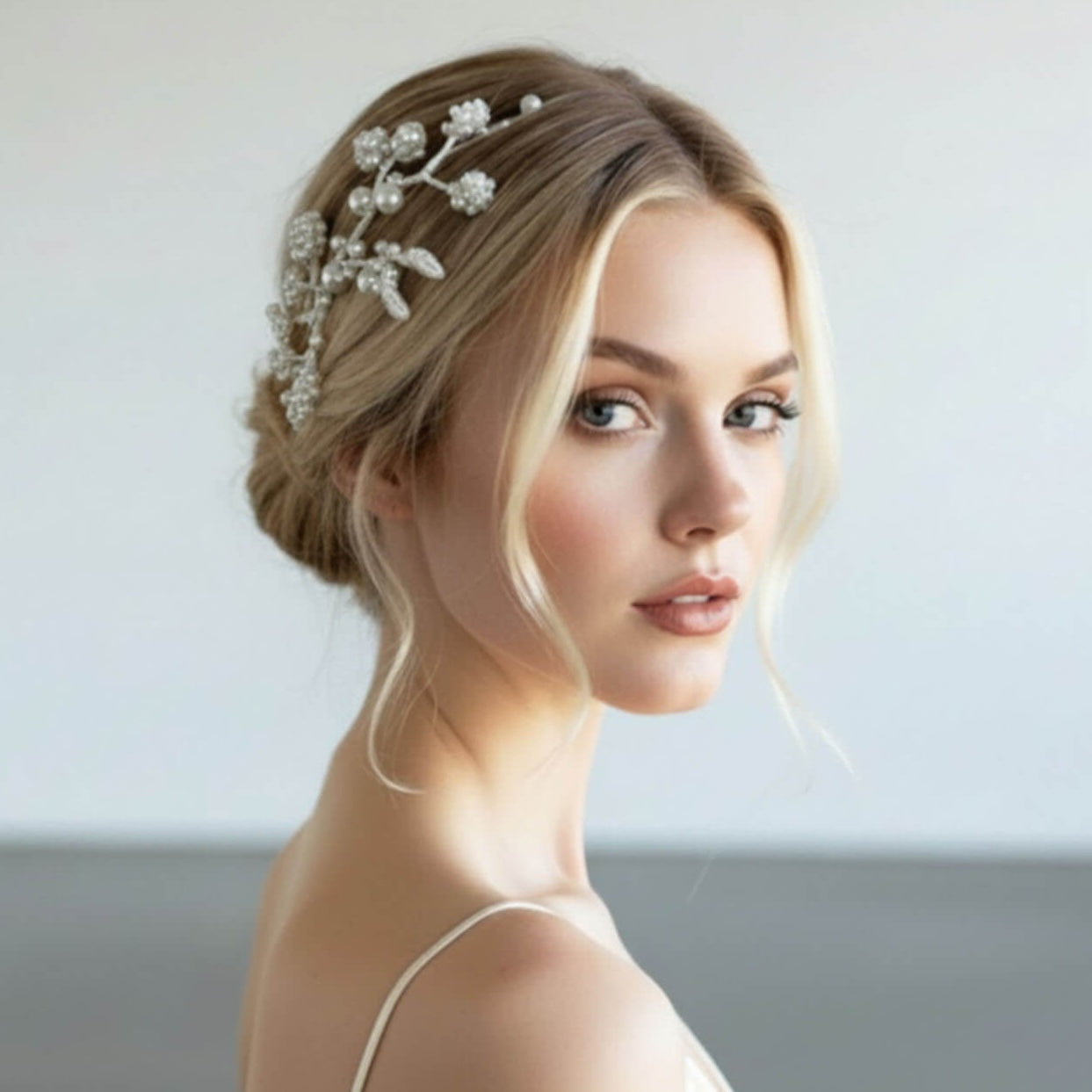 Ornement Claudine — floral brodé perles et soie — Accessoire de cheveux Mariage Couture artisanal — Vue portée — Les Majestés