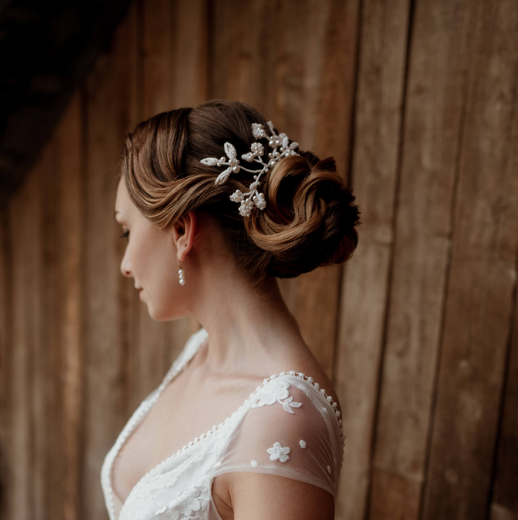 Ornement Claudine — floral brodé perles et soie — Accessoire de cheveux Mariée Couture artisanal — Vue portée — Les Majestés