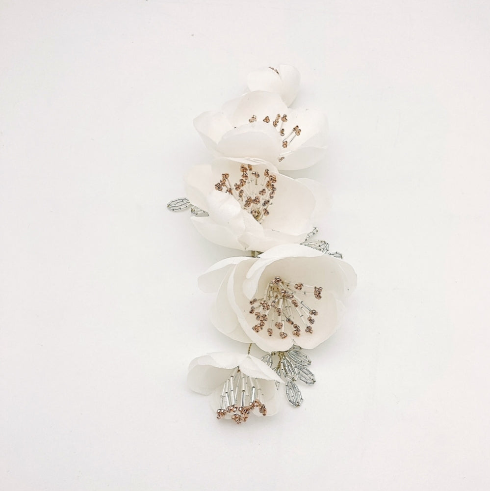 Ornement SUZY — Ornement floral en soie — Accessoire de cheveux Mariage Couture artisanal — Les Majestés