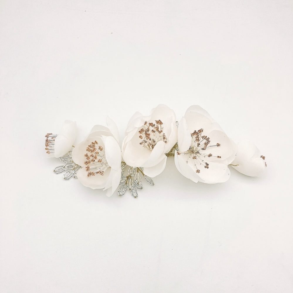 Ornement SUZY — Ornement floral en soie — Accessoire de cheveux Mariage Couture artisanal — Les Majestés
