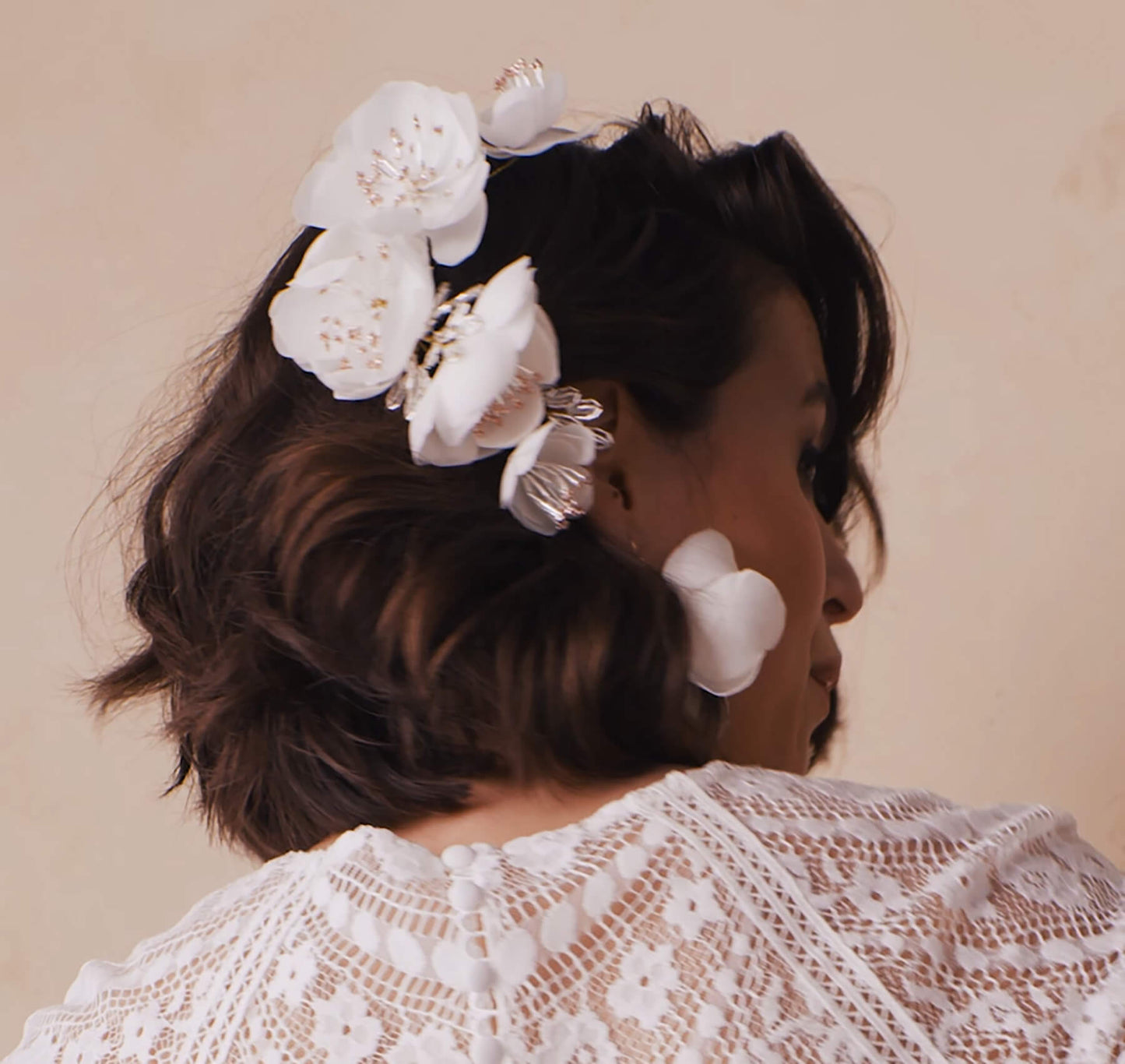 Ornement SUZY — Ornement floral en soie — Accessoire de cheveux Mariage Couture artisanal — Vue portée — Les Majestés
