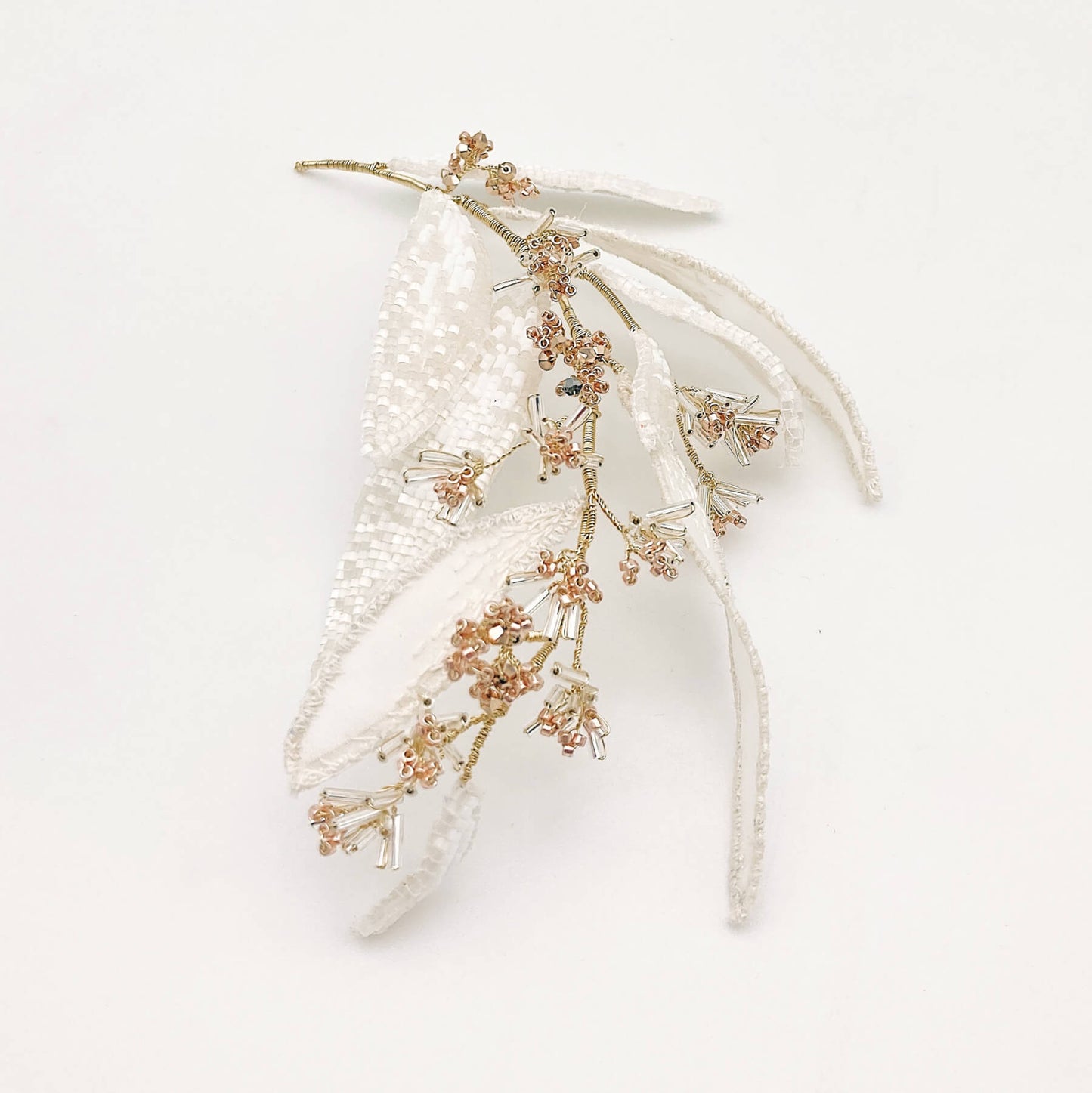 Ornement Théa — Ornement feuillage en soie brodée — Accessoire de cheveux Mariage Couture artisanal — Les Majestés