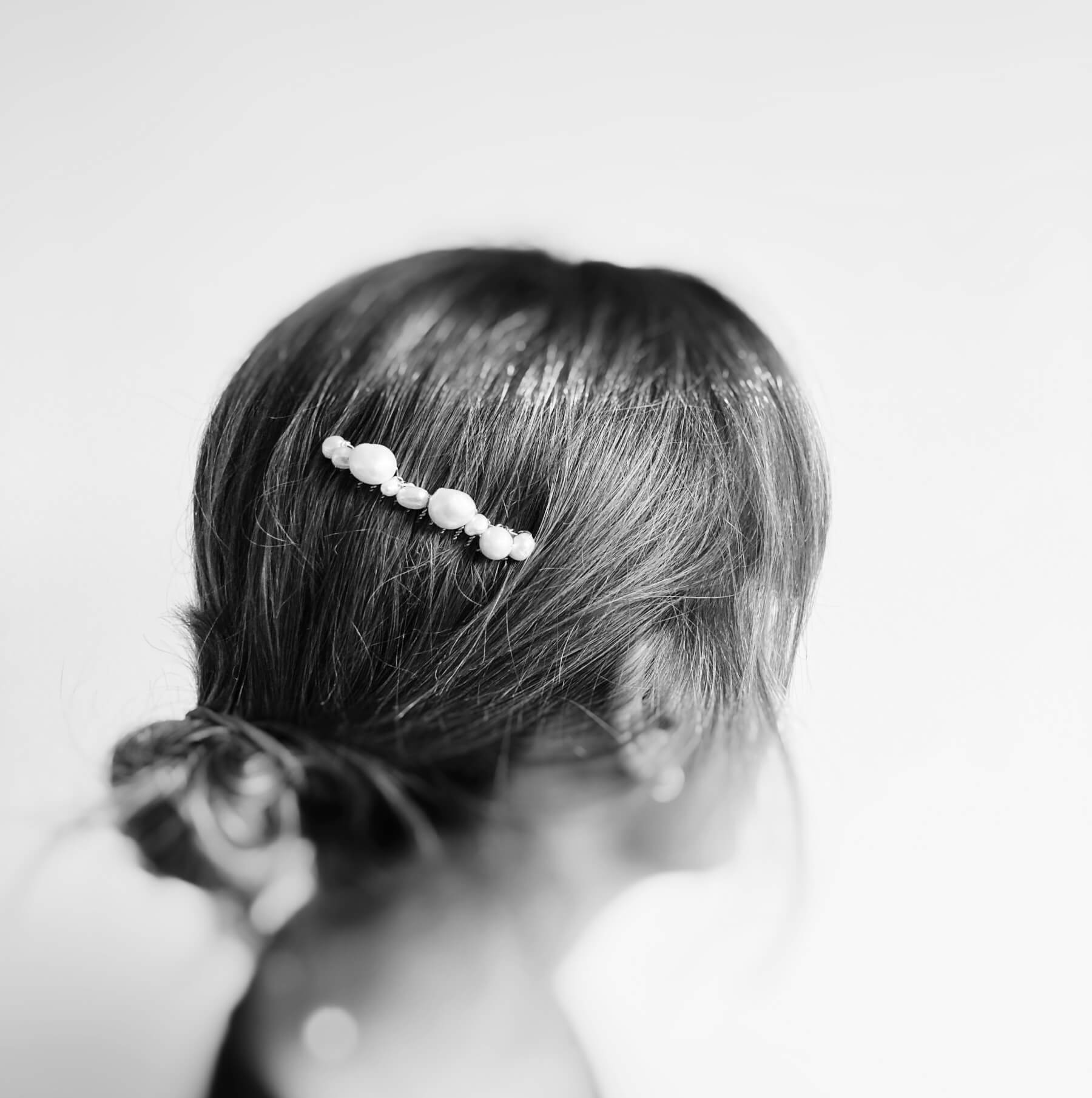 Peigne FWP — Peigne perles d'eau douce baroques — accessoire de cheveux Mariage Couture artisanal — Vue portée — Les Majestés