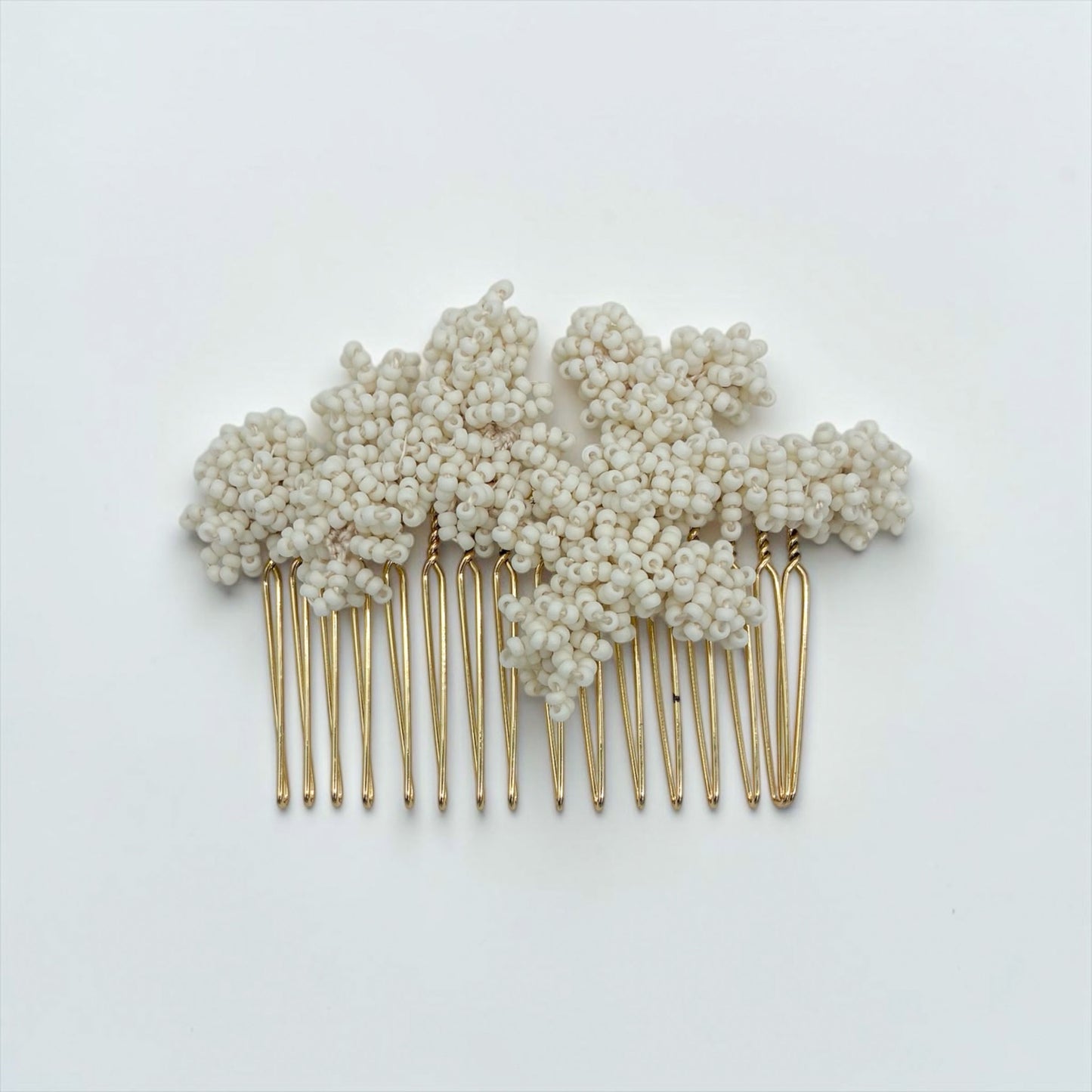 Accessoire de cheveux Océane mini — Peigne ornemental corail brodé — accessoire mariée artisanal — Les Majestés