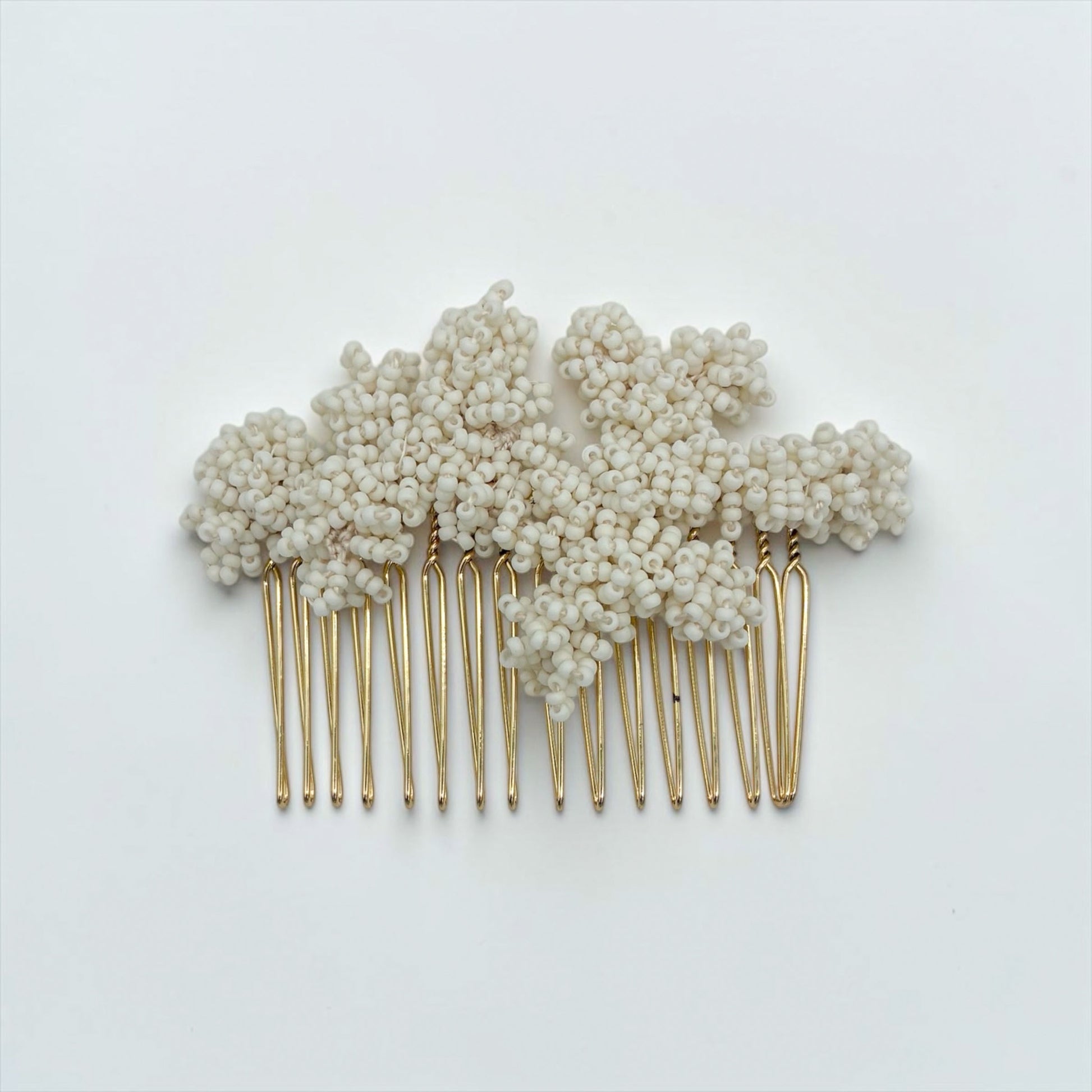 Accessoire de cheveux Océane mini — Peigne ornemental corail brodé — accessoire mariée artisanal — Les Majestés