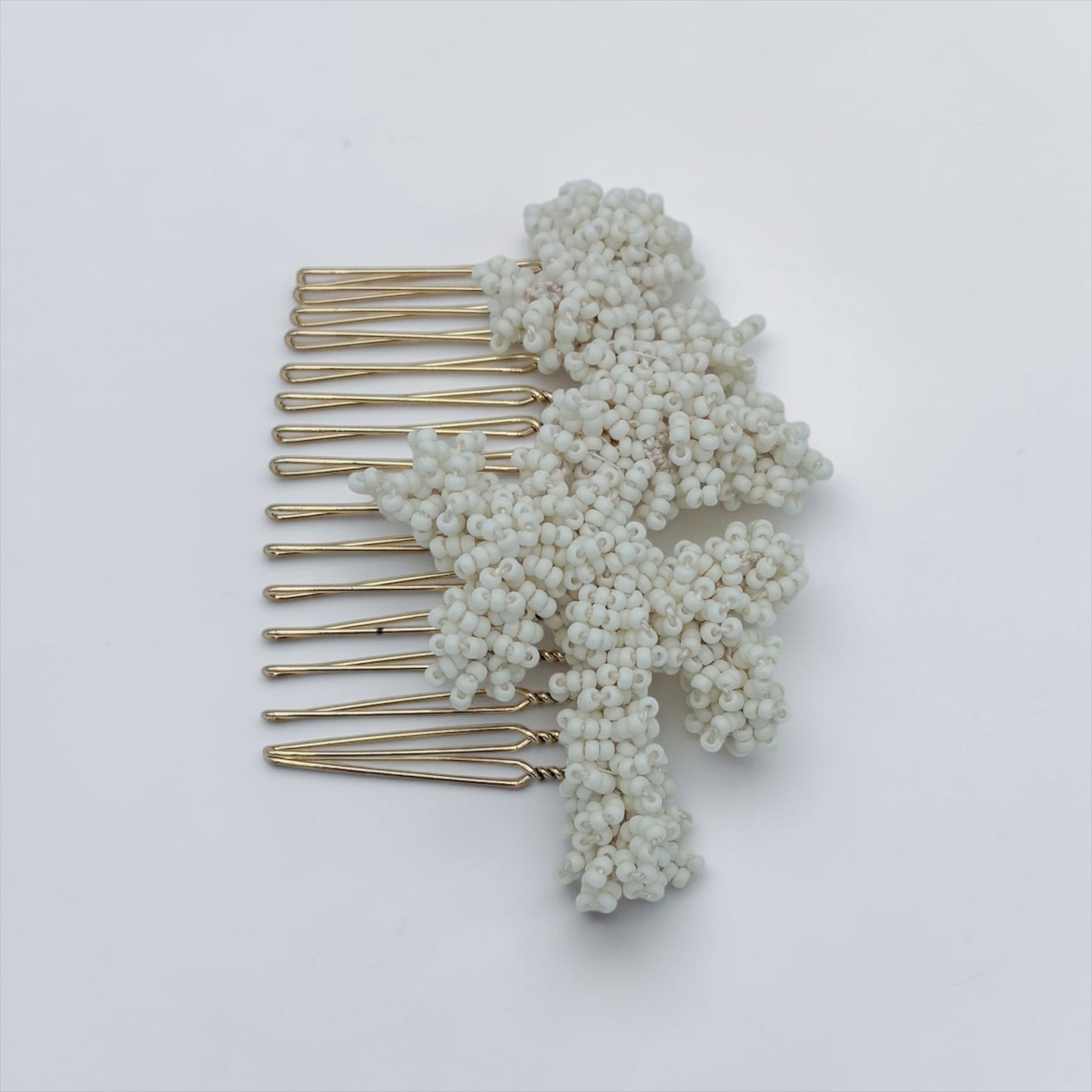 Accessoire de cheveux Océane mini — Peigne ornemental corail brodé — accessoire mariage artisanal — Les Majestés