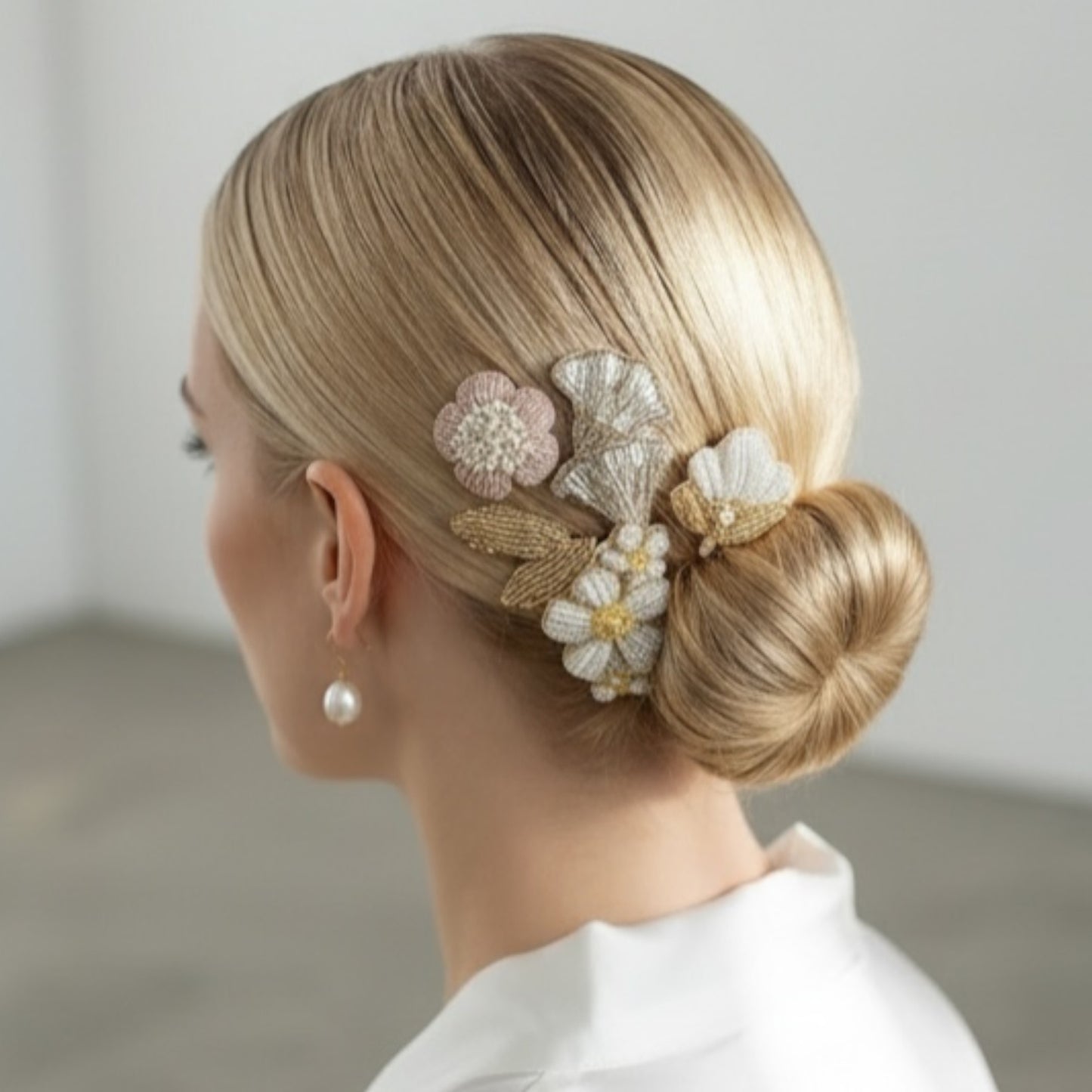 Peigne Shirley — Peignes brodés perles MIYUKI — Accessoires cheveux Mariage couture artisanal — Les Majestés