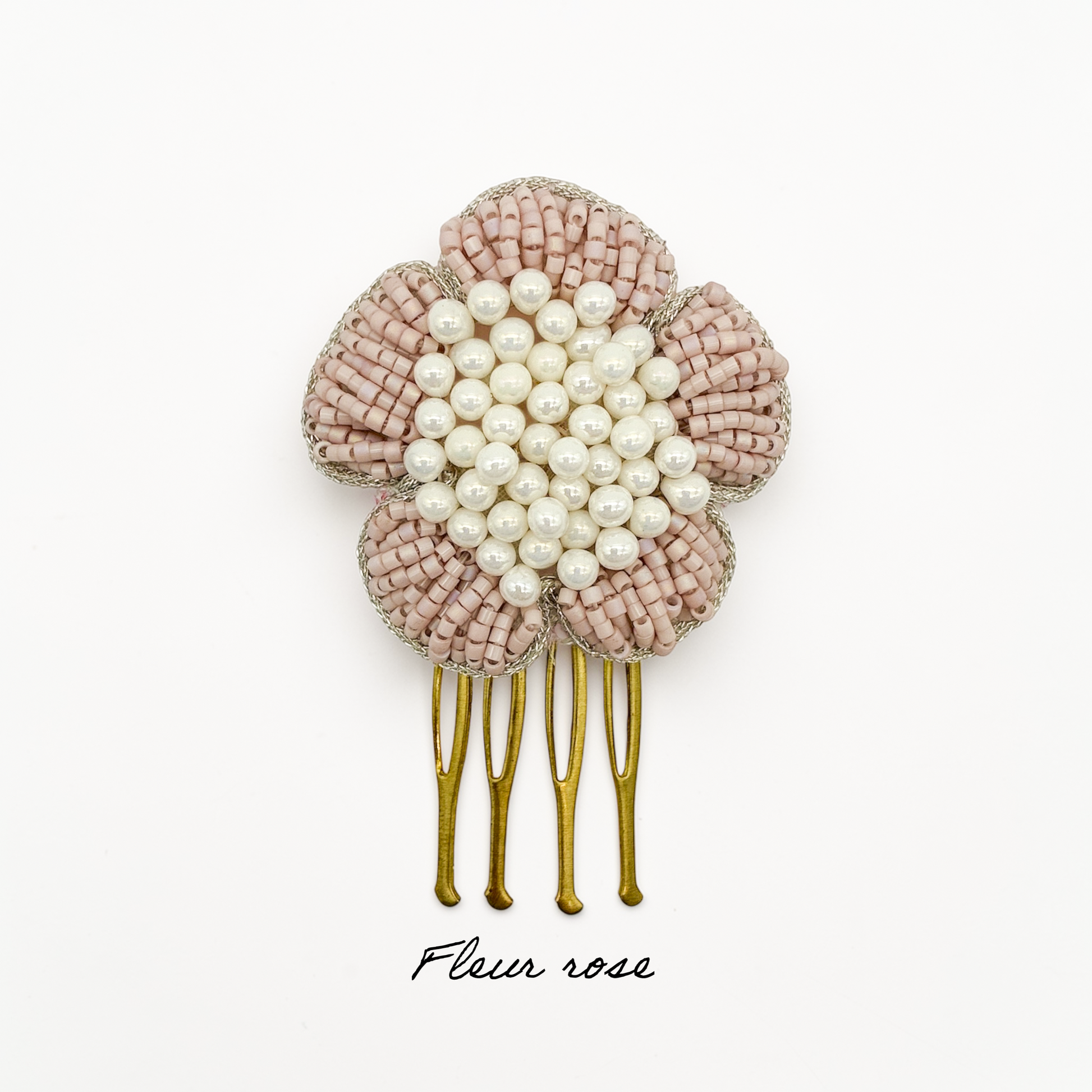 Peigne Shirley Fleur rose — Peignes brodés perles MIYUKI — Accessoires cheveux Mariage couture artisanal — Les Majestés