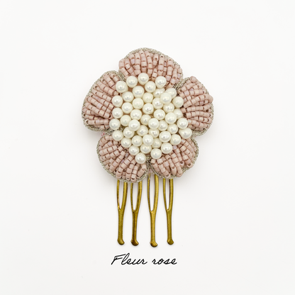 Peigne Shirley Fleur rose — Peignes brodés perles MIYUKI — Accessoires cheveux Mariage couture artisanal — Les Majestés