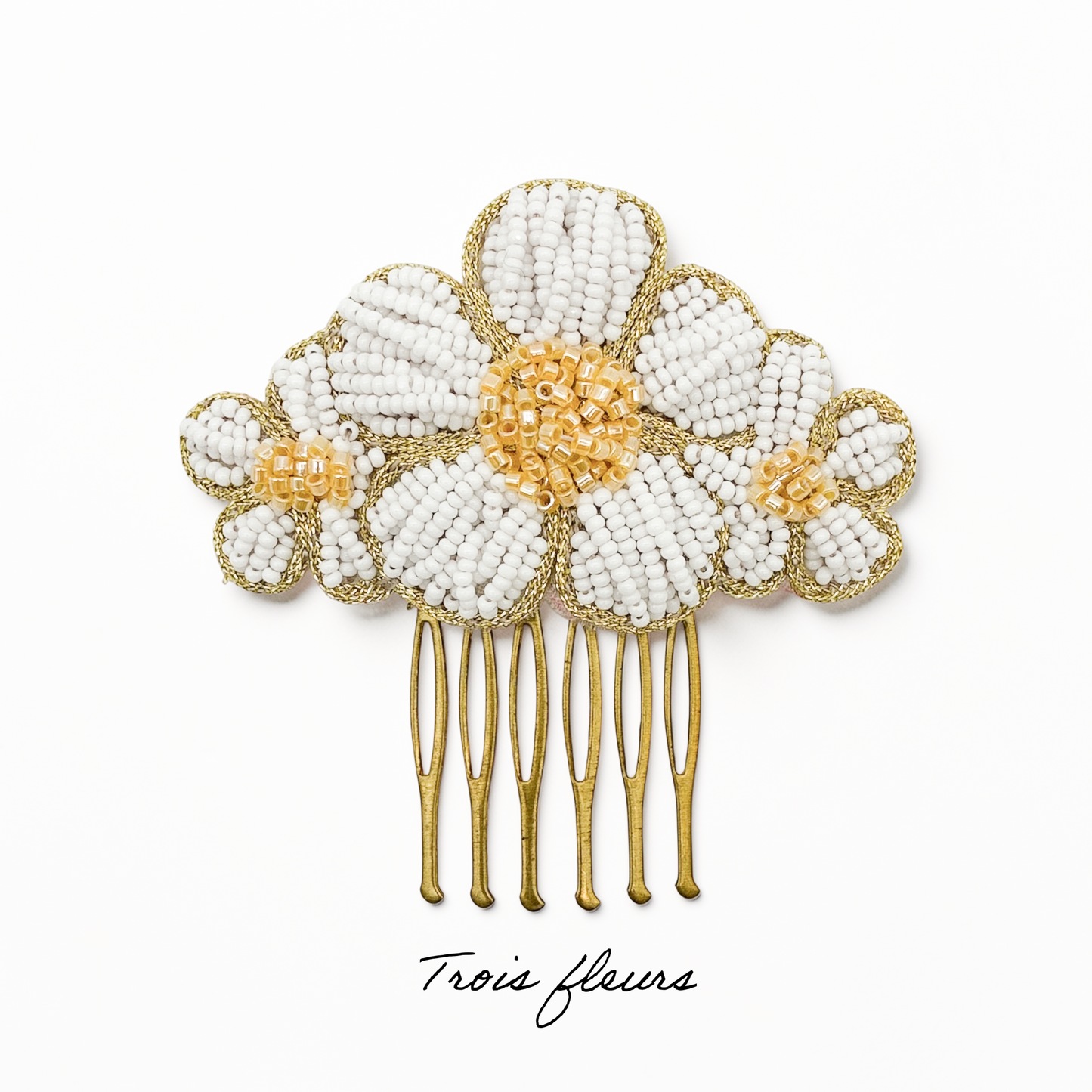 Peigne Shirley Trois fleurs — Peignes brodés perles MIYUKI — Accessoires cheveux Mariage couture artisanal — Les Majestés