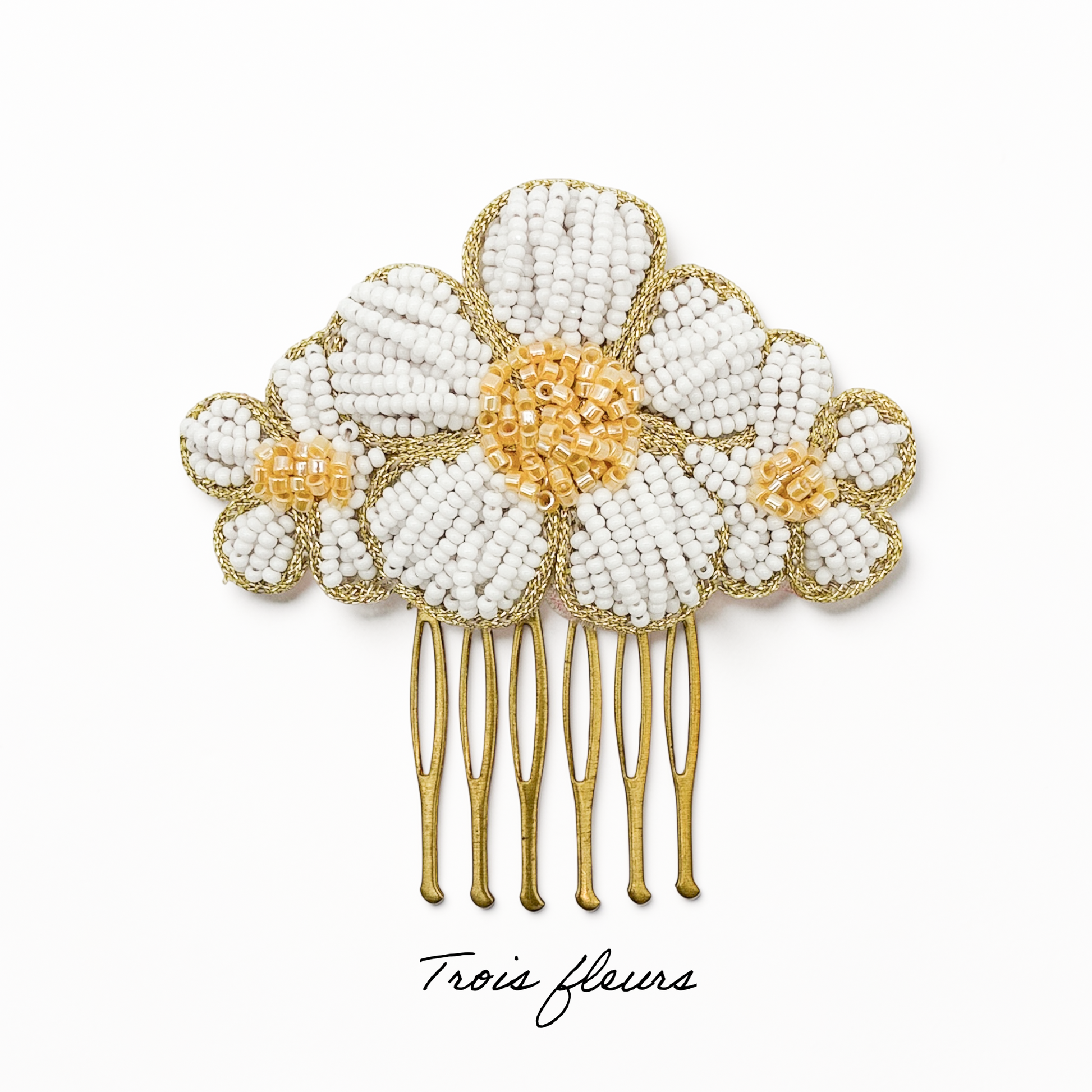 Peigne Shirley Trois fleurs — Peignes brodés perles MIYUKI — Accessoires cheveux Mariage couture artisanal — Les Majestés