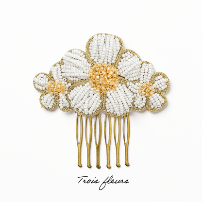 Peigne Shirley Trois fleurs — Peignes brodés perles MIYUKI — Accessoires cheveux Mariage couture artisanal — Les Majestés