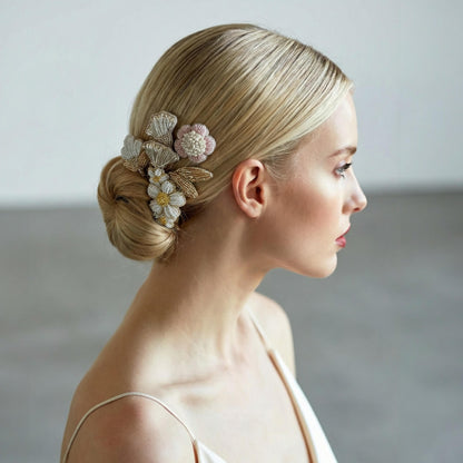 Peigne Shirley — Peignes brodés perles MIYUKI — Accessoires cheveux Mariée couture artisanal — Vue portée — Les Majestés
