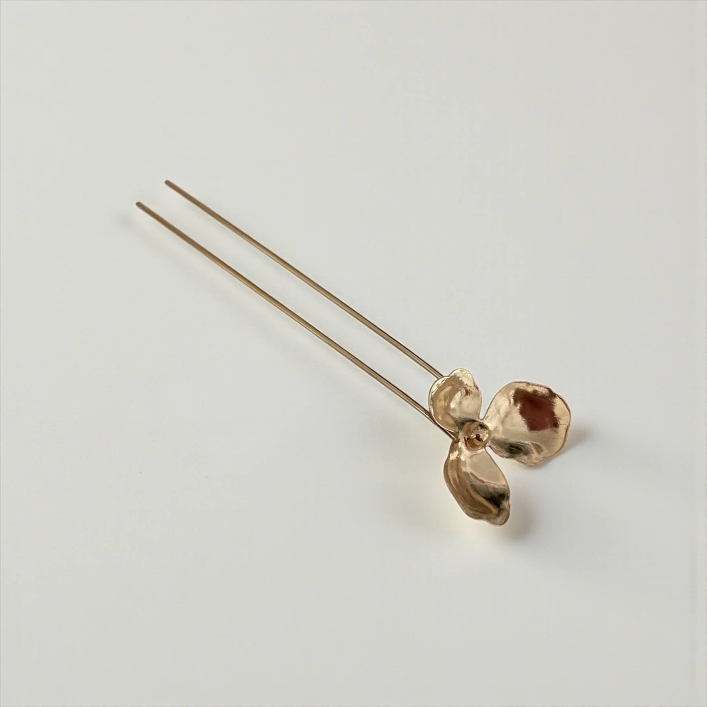 Pic PERCÉE — Pic à cheveux fleur dorée — Bijou mariée Couture artisanal — Les Majestés