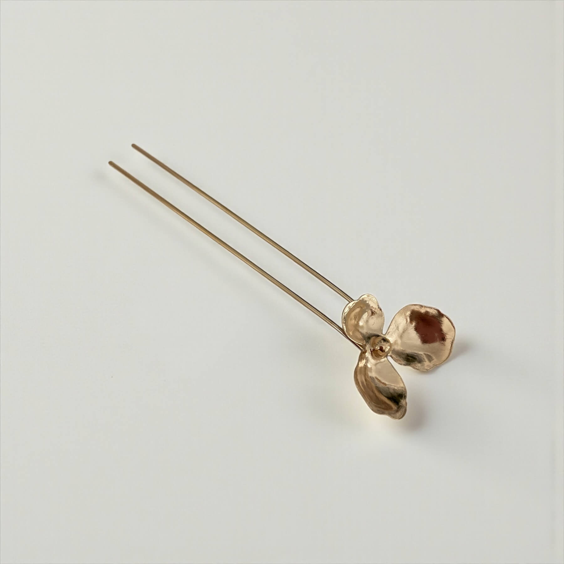 Pic PERCÉE — Pic à cheveux fleur dorée — Bijou mariée Couture artisanal — Les Majestés