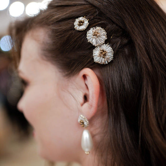 Pics Yvonne — Pics à cheveux brodés — accessoire de cheveux Mariée Couture artisanal — Vue portée — Les Majestés