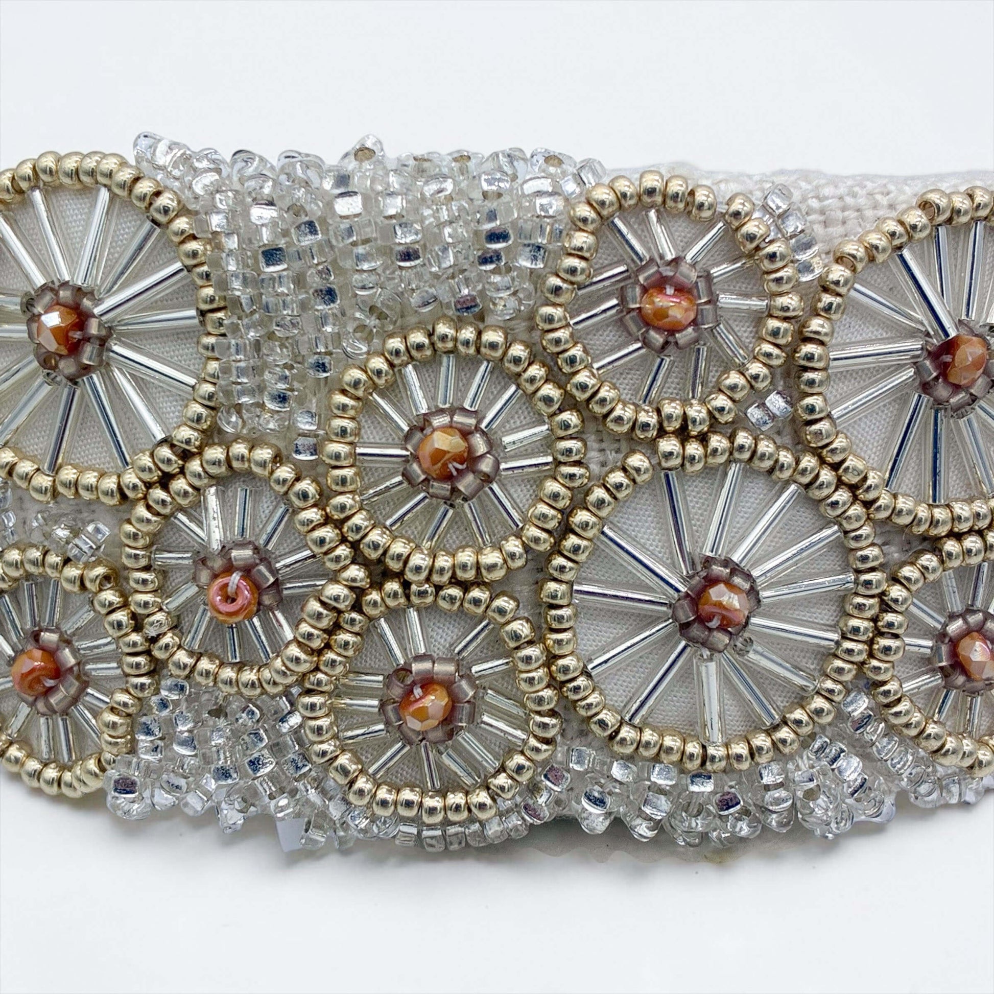 Serre-tête Anne- accessoire de cheveux mariée –Mariage- couture artisanal - Vue détail -  Les Majestés