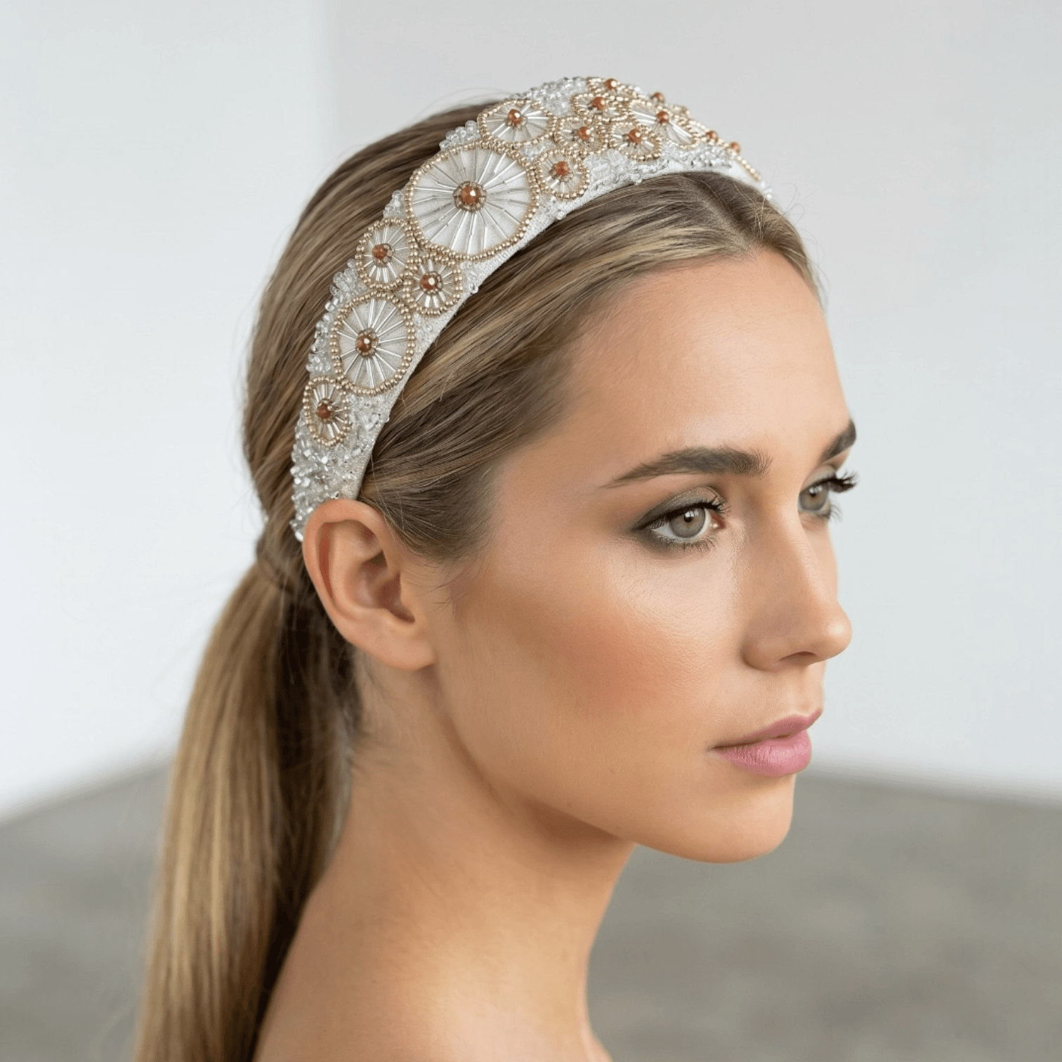 Serre-tête Anne- accessoire de cheveux mariée –Mariage- couture artisanal - Vue portée -  Les Majestés