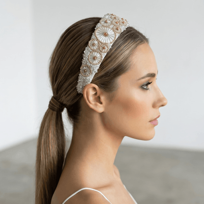 Serre-tête Anne- accessoire de cheveux mariée –Mariage- couture artisanal - Vue portée -  Les Majestés