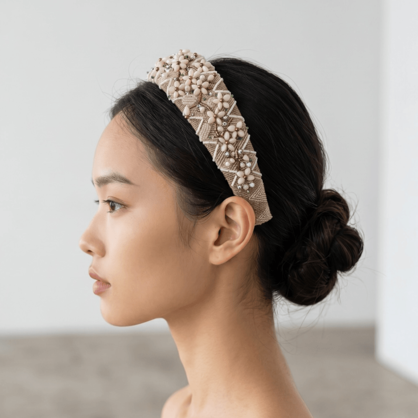 Serre-tête Carla- accessoire de cheveux mariée –Mariage- couture artisanal - Vue portée -  Les Majestés