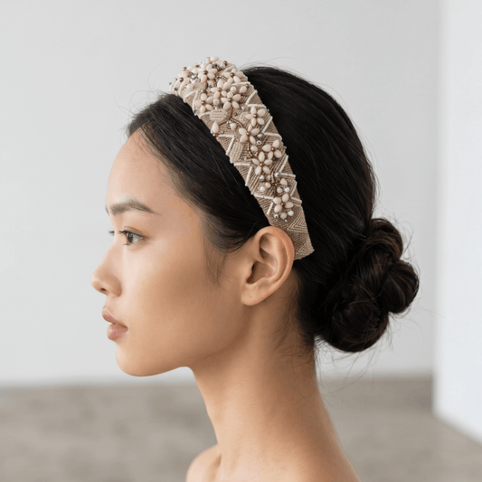 Serre-tête Carla- accessoire de cheveux mariée –Mariage- couture artisanal - Vue portée -  Les Majestés