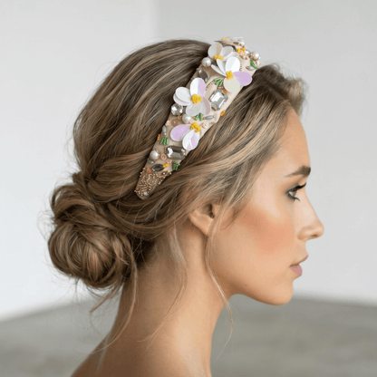 Serre-tête Daphné- accessoire de cheveux mariée –Mariage- couture artisanal - Vue portée -  Les Majestés