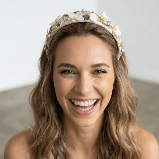 Serre-tête Daphné- accessoire de cheveux mariée –Mariage- couture artisanal - Vue portée -  Les Majestés