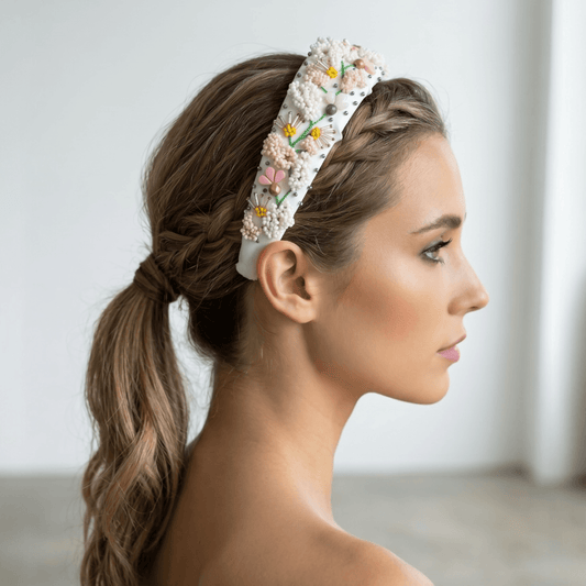 Serre-tête Louison - accessoire de cheveux mariée –Mariage- couture artisanal - Vue portée -  Les Majestés