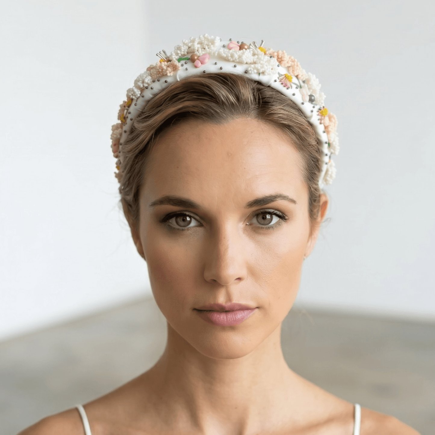 Serre-tête Louison - accessoire de cheveux mariée –Mariage- couture artisanal - Vue portée -  Les Majestés