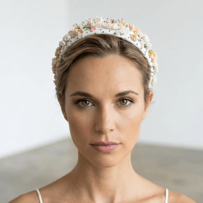 Serre-tête Louison - accessoire de cheveux mariée –Mariage- couture artisanal - Vue portée -  Les Majestés