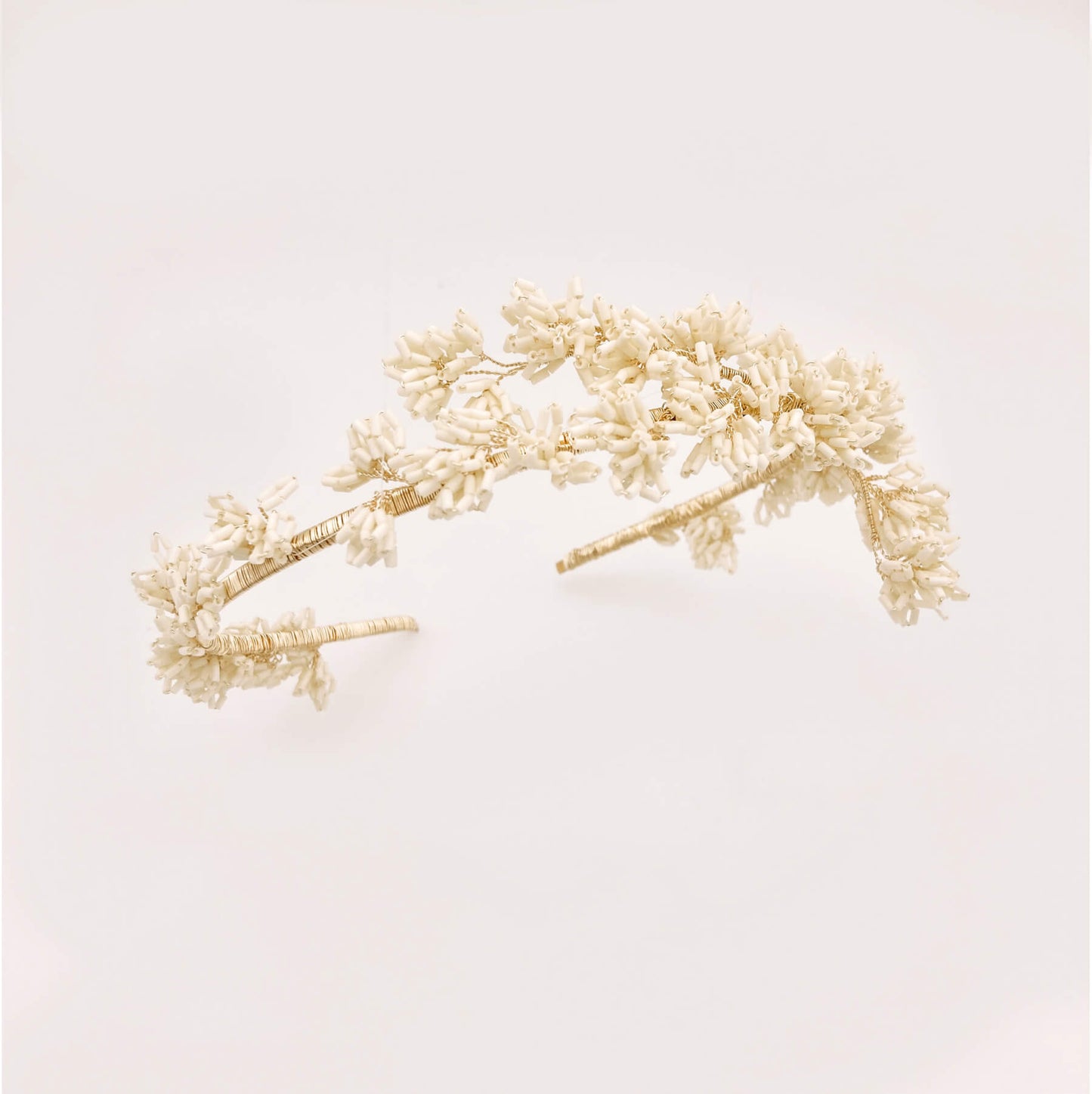 Serre-tête Constance — Serre-tête brodé perles tubes MIYUKI ivoire — Accessoire de cheveux Mariée Couture artisanal — Les Majestés