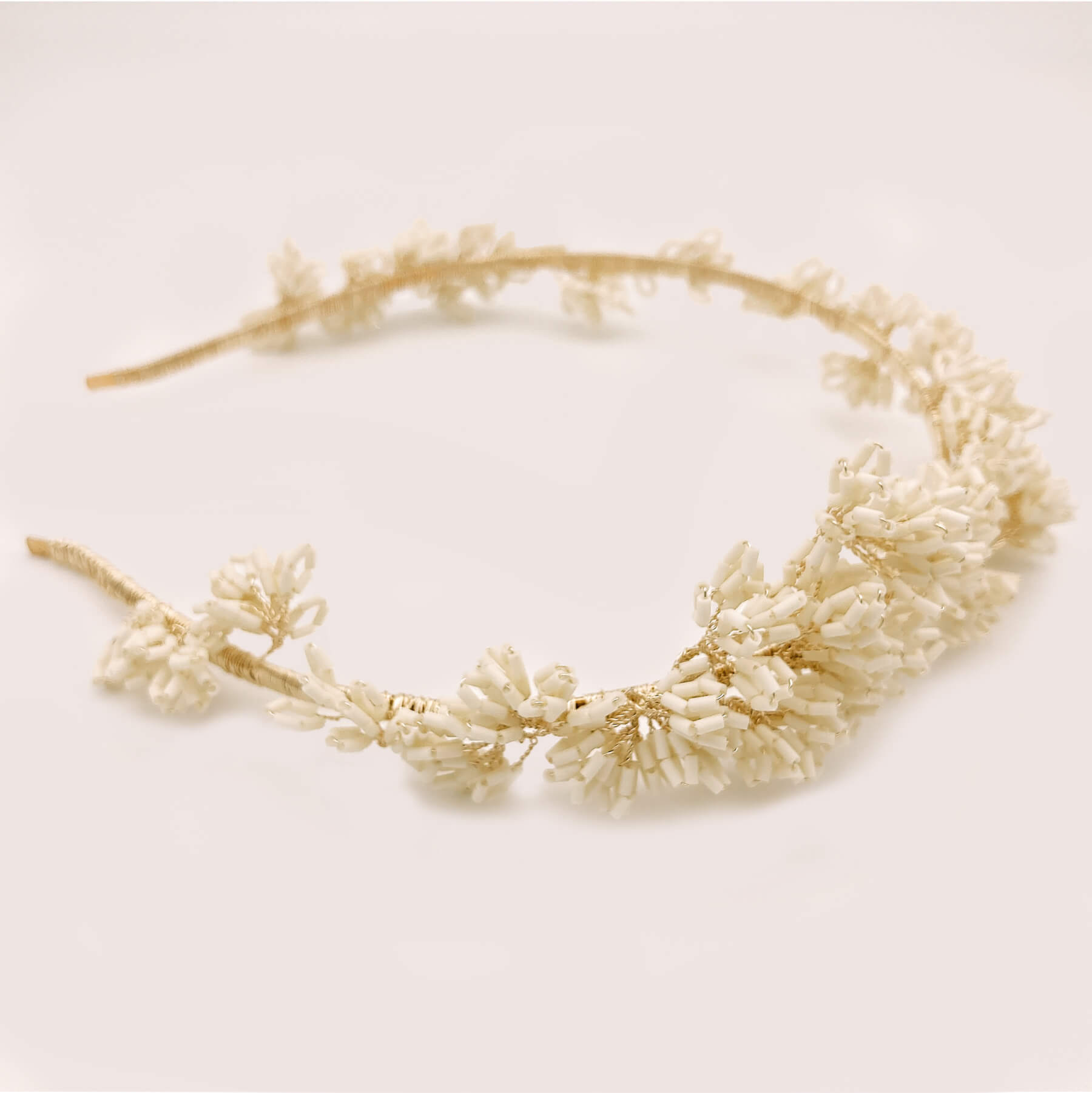Serre-tête Constance — Serre-tête brodé perles tubes MIYUKI ivoire — Accessoire de cheveux Mariée Couture artisanal — Les Majestés