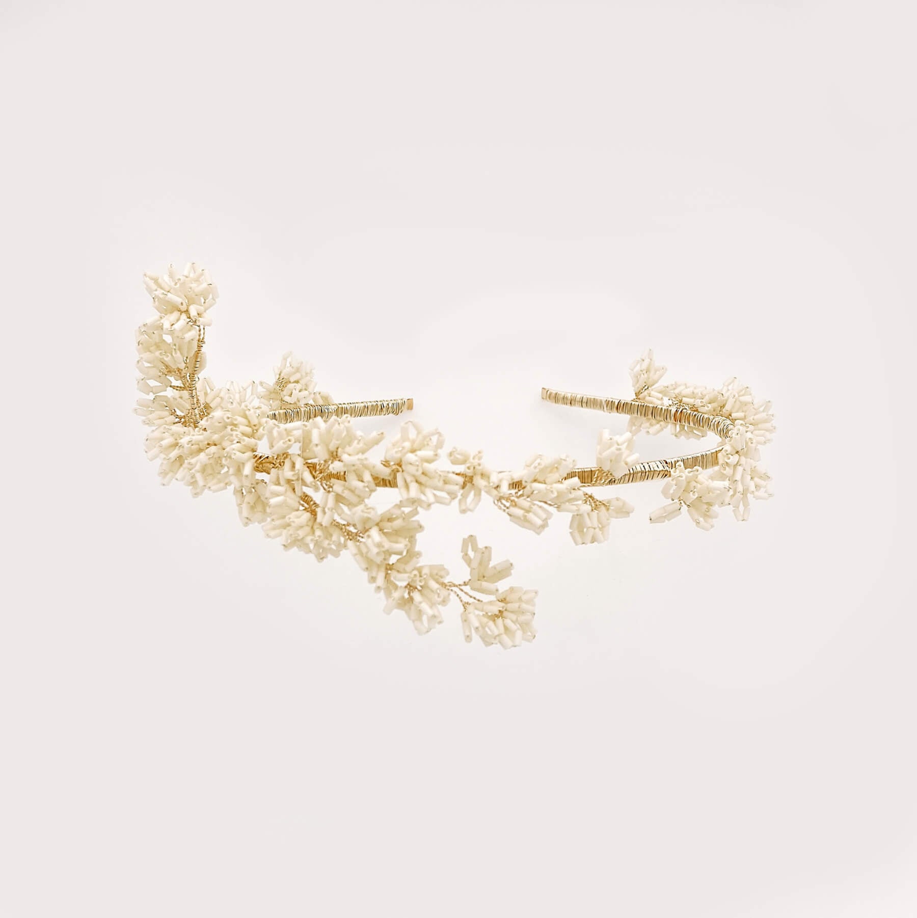 Serre-tête Constance — Serre-tête brodé perles tubes MIYUKI ivoire — Accessoire de cheveux Mariée Couture artisanal — Les Majestés