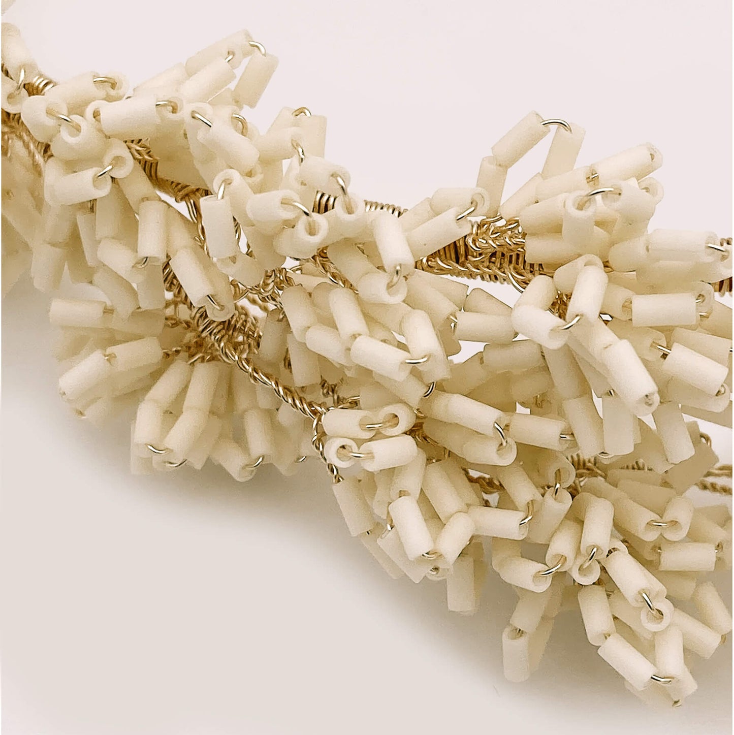 Serre-tête Constance — Serre-tête brodé perles tubes MIYUKI ivoire — Accessoire de cheveux Mariée Couture artisanal — Vue détail — Les Majestés