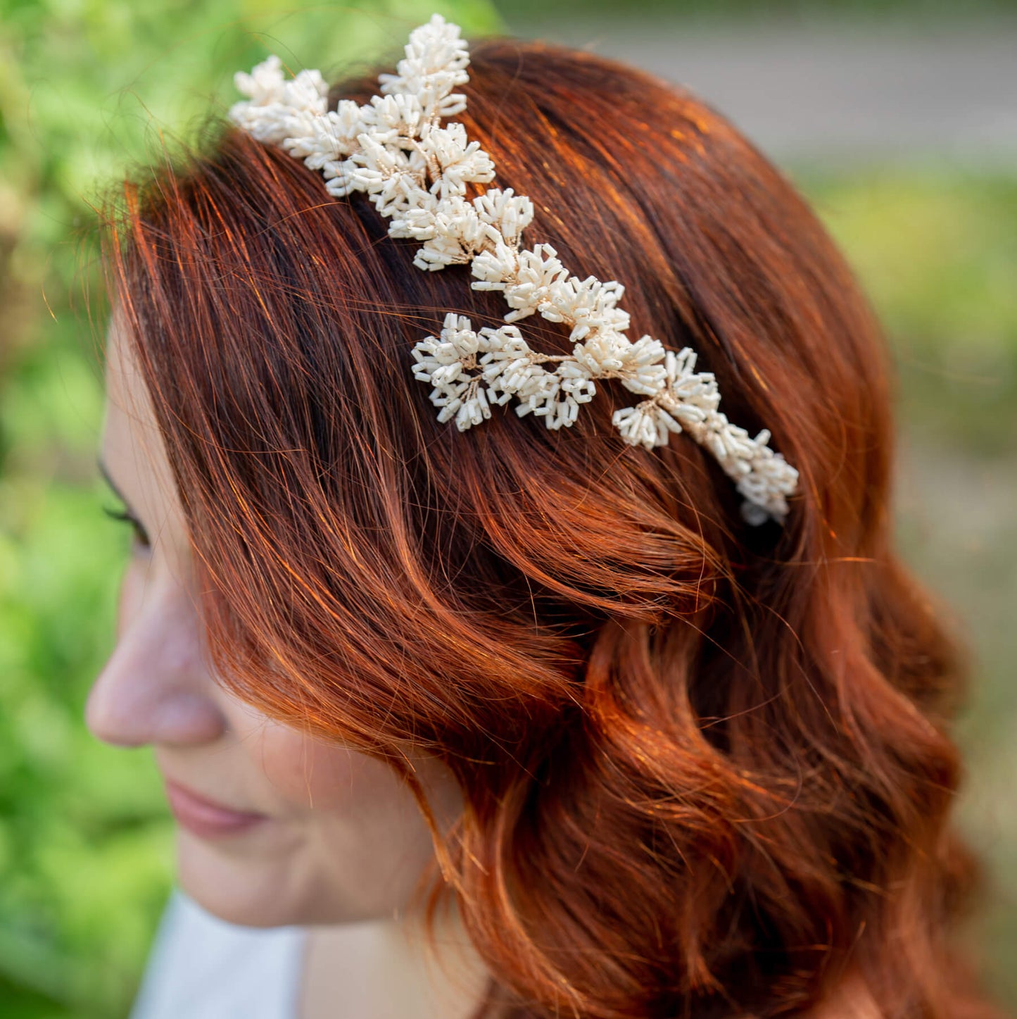 Serre-tête Constance — Serre-tête brodé perles tubes MIYUKI ivoire — Accessoire de cheveux Mariée Couture artisanal — Vue portée — Les Majestés
