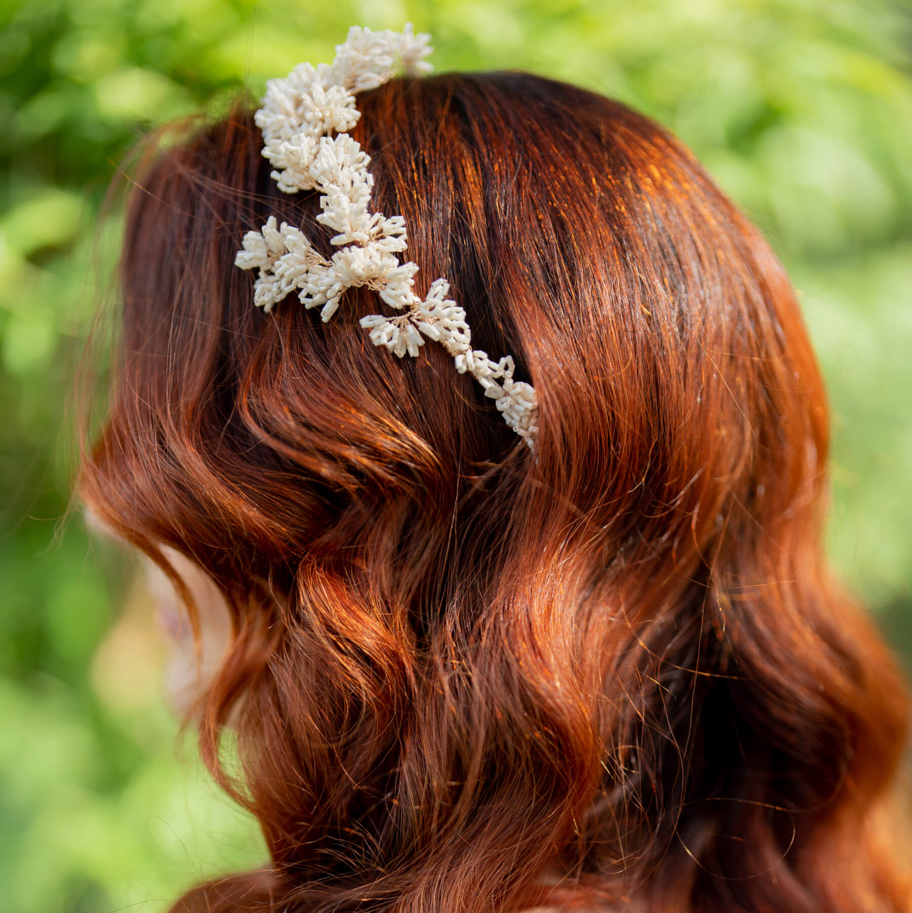 Serre-tête Constance — Serre-tête brodé perles tubes MIYUKI ivoire — Accessoire de cheveux Mariée Couture artisanal — Vue portée — Les Majestés