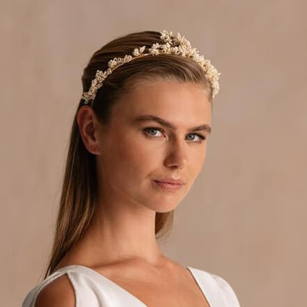 Serre-tête Constance — Serre-tête brodé perles tubes MIYUKI ivoire — Accessoire de cheveux Mariée Couture artisanal — Vue portée — Les Majestés
