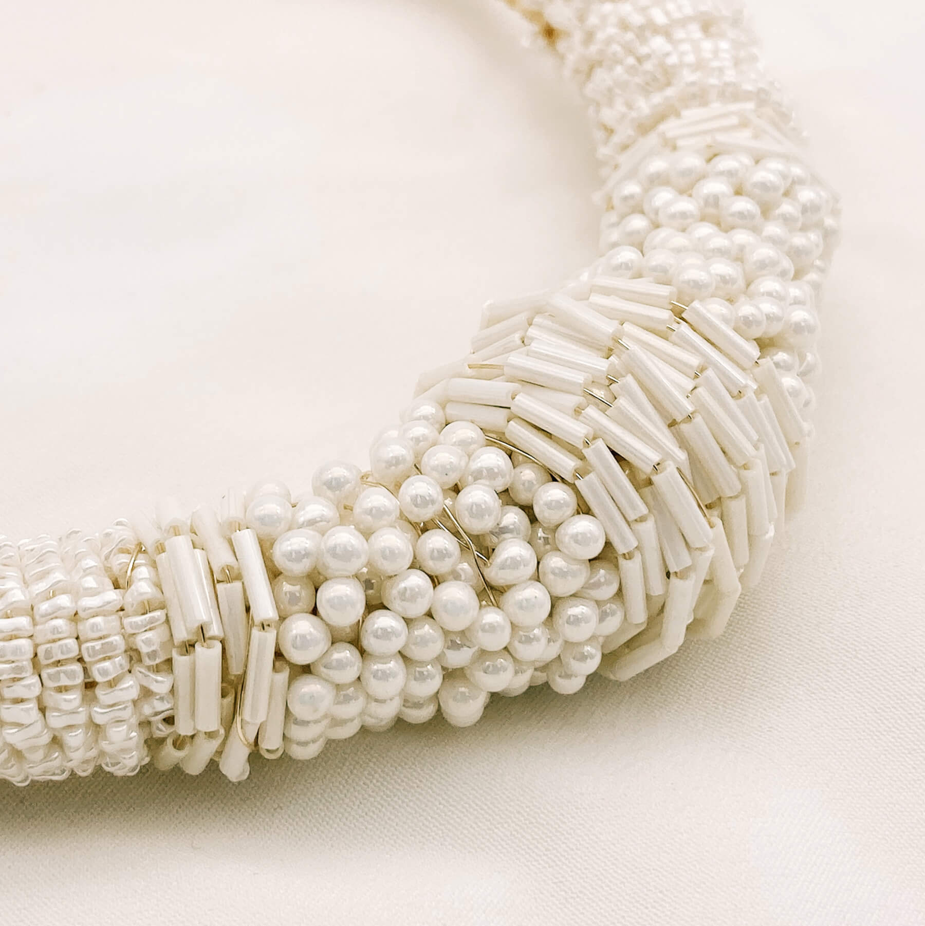 Serre-tête Manon — Serre-tête perles ivoire — Accessoire de cheveux Mariage Couture artisanal — Vue détail — Les Majestés