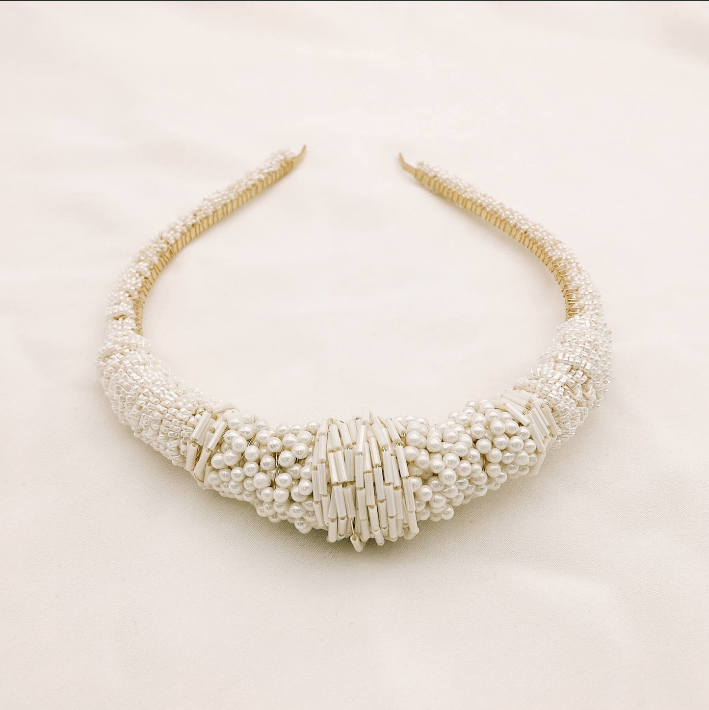Serre-tête Manon — Serre-tête perles ivoire — Accessoire de cheveux Mariage Couture artisanal —  Les Majestés