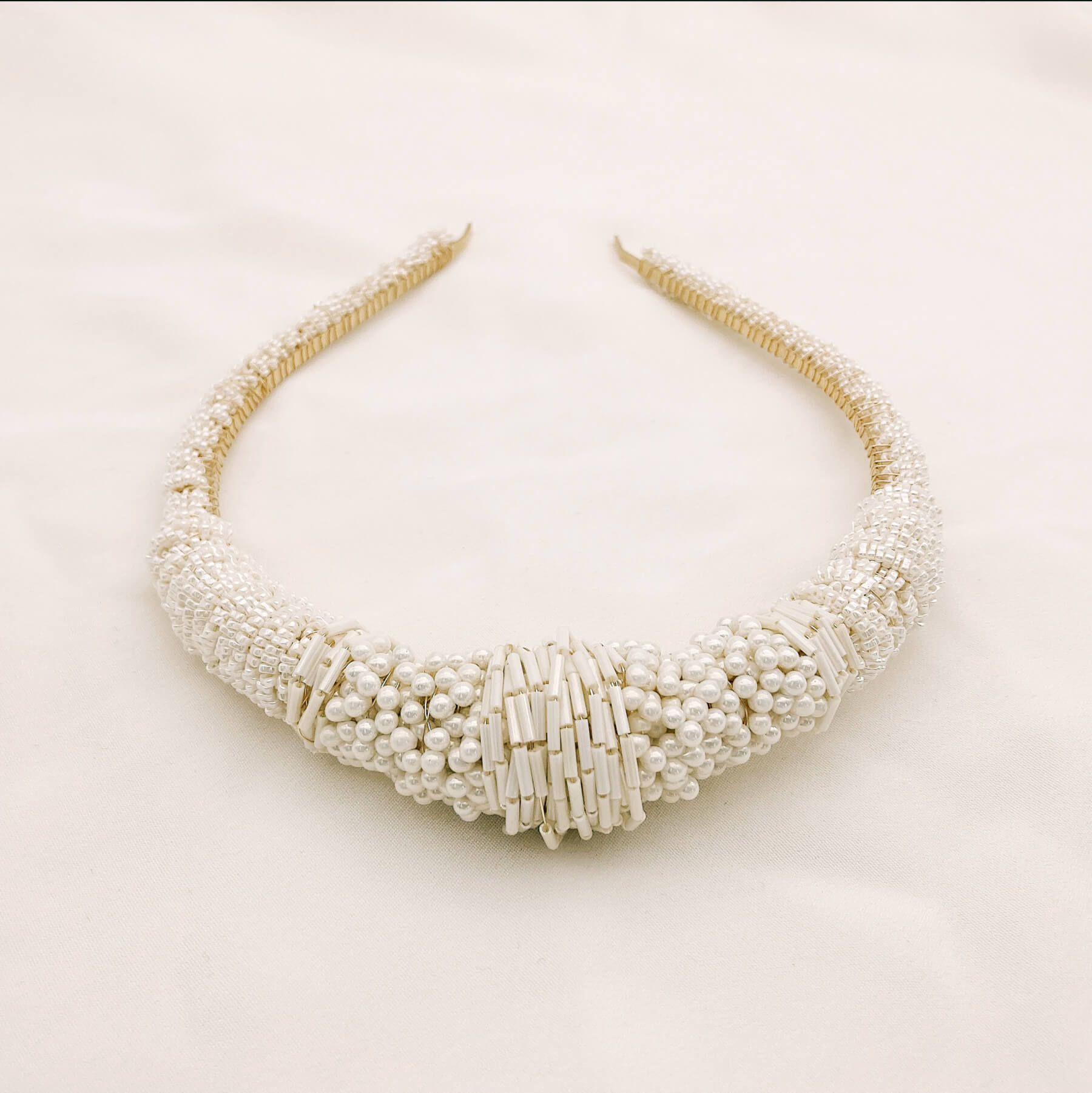 Serre-tête Manon — Serre-tête perles ivoire — Accessoire de cheveux Mariage Couture artisanal —  Les Majestés