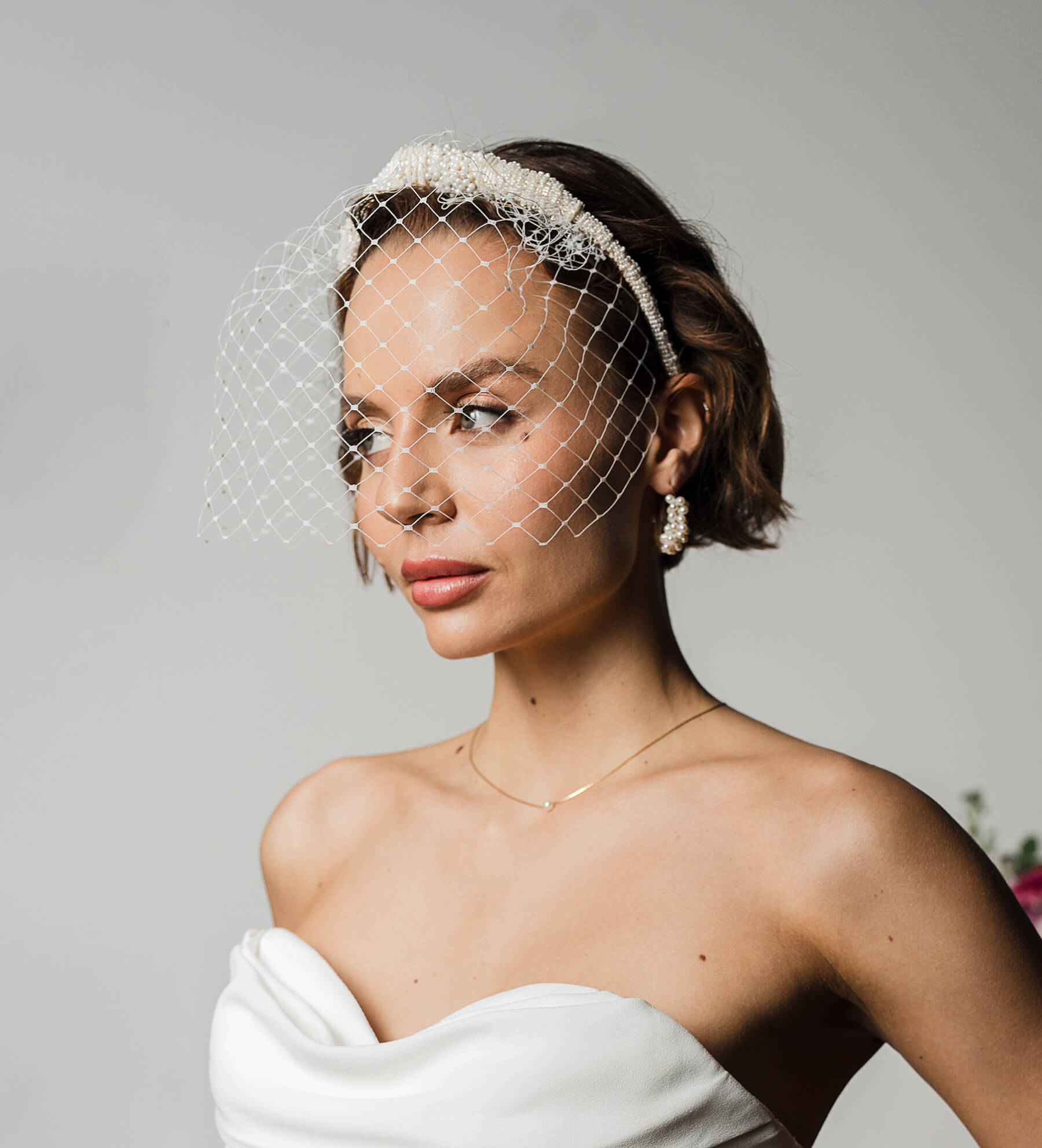 Serre-tête Manon — Serre-tête perles ivoire — Accessoire de cheveux Mariage Couture artisanal — Vue portée — Les Majestés